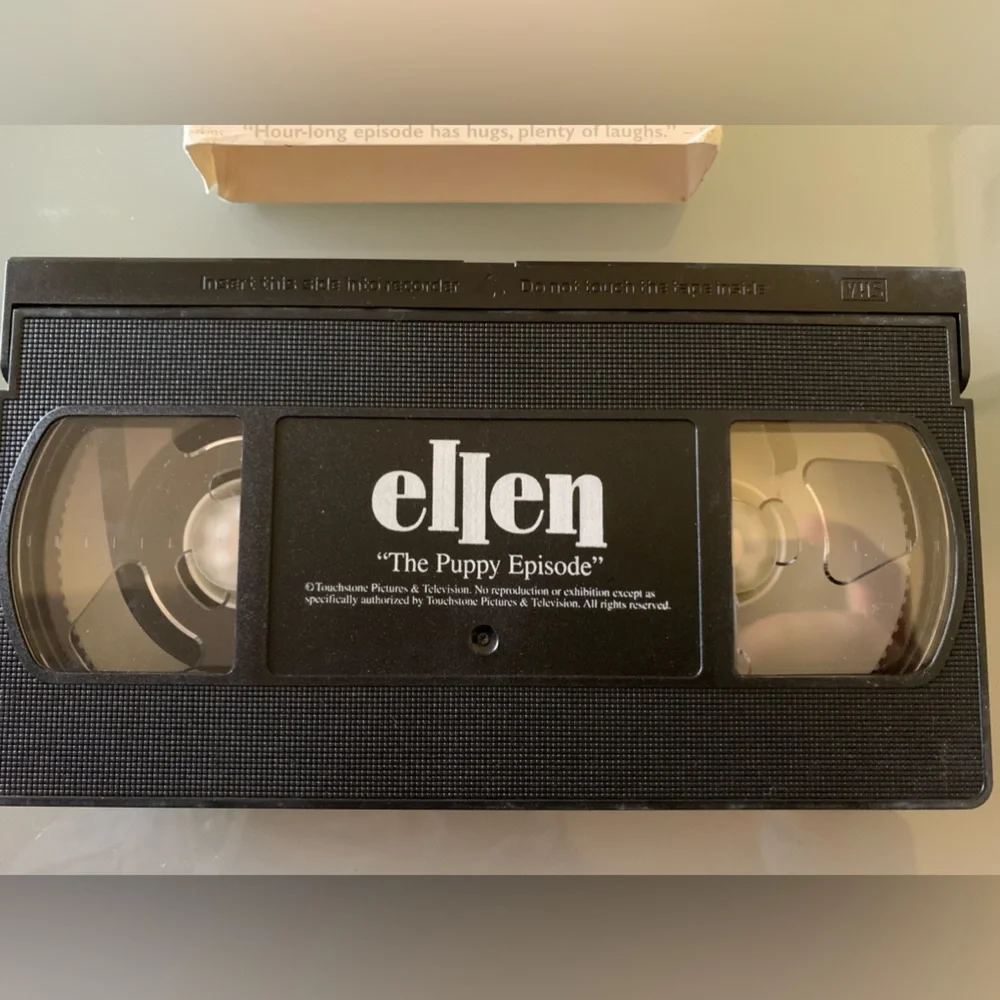 Ellen: Season 4, Episode 23 The Puppy Episode Ellen DeGeneres LGBTQ- Coming Out - Picture 5 of 6